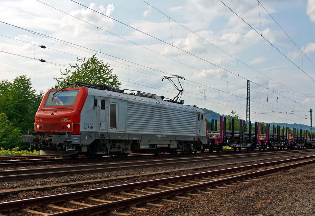 
Die PRIMA E 37518 der CB Rail (9187 0037 518-4 F-CBR) zieht einem G�terzug am 04.07.2012 bei Unkel in Richtung S�den. 