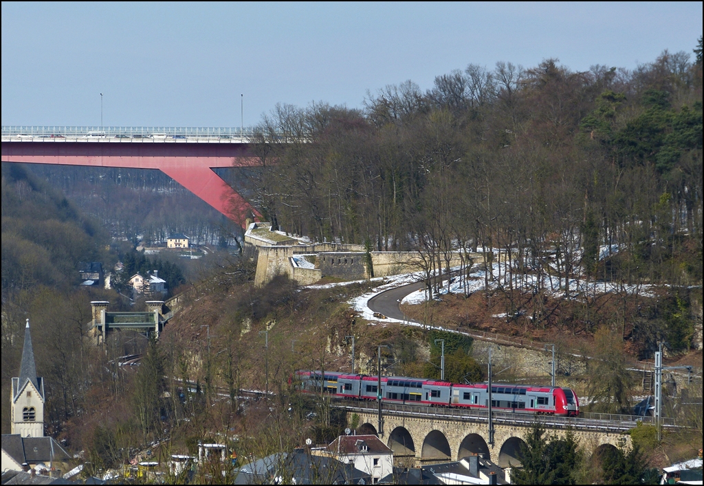 Die RB 3213 Luxembourg - Wiltz bef�hrt am 15.03.2013 den 70 Meter langen Gr�newald Viadukt im Stadtteil Pfaffental, bevor sie die Stadt Luxemburg durch ein Tor der einstigen Festungsmauer verl�sst. (Jeanny)