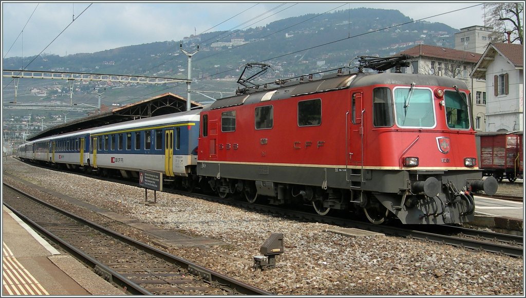 Die Re 4/4 II 11200 mit ihrem EW I und II Wagenpark ersetzt einen Flirt. Hier beim Halt in Vevey.
17. April 2012
