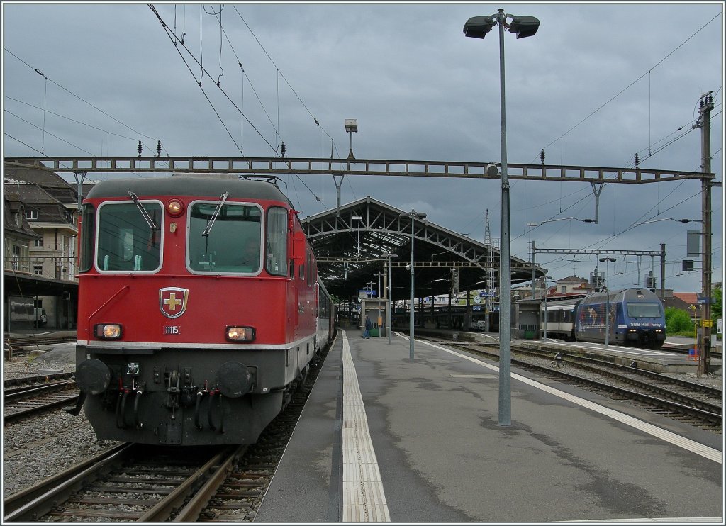 Die SBB Re 4/4 II 11115 mit ein %6 achsigen Pilgerzug (SBB Salonwagen, SNCB (!) B, und 12 SBB Bpm 51) auf dem Weg nach Lourdes sowie SBB Re 460 050-7  RailAway .
Lausanne, den 12. Mai 2013