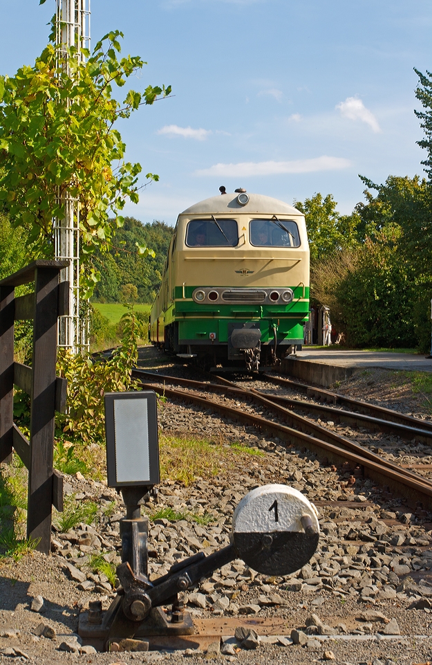 Die schmalspur (1000mm) Diesellok D5 (ex FEVE 1405) der Brohltalbahn steht am 18.08.2011 im Bf Engeln mit ihrem Zug f�r die R�ckfahrt bereit. 

Die Lok wurde 1966 unter der Fabriknummer 31004 B'B' 1966 Henschel  gebaut. Sie hat eine Leistung von 1.200 PS und eine Bauart B-B. Im Jahr 1998 kam die Lok von Spanien ins Brohltal.