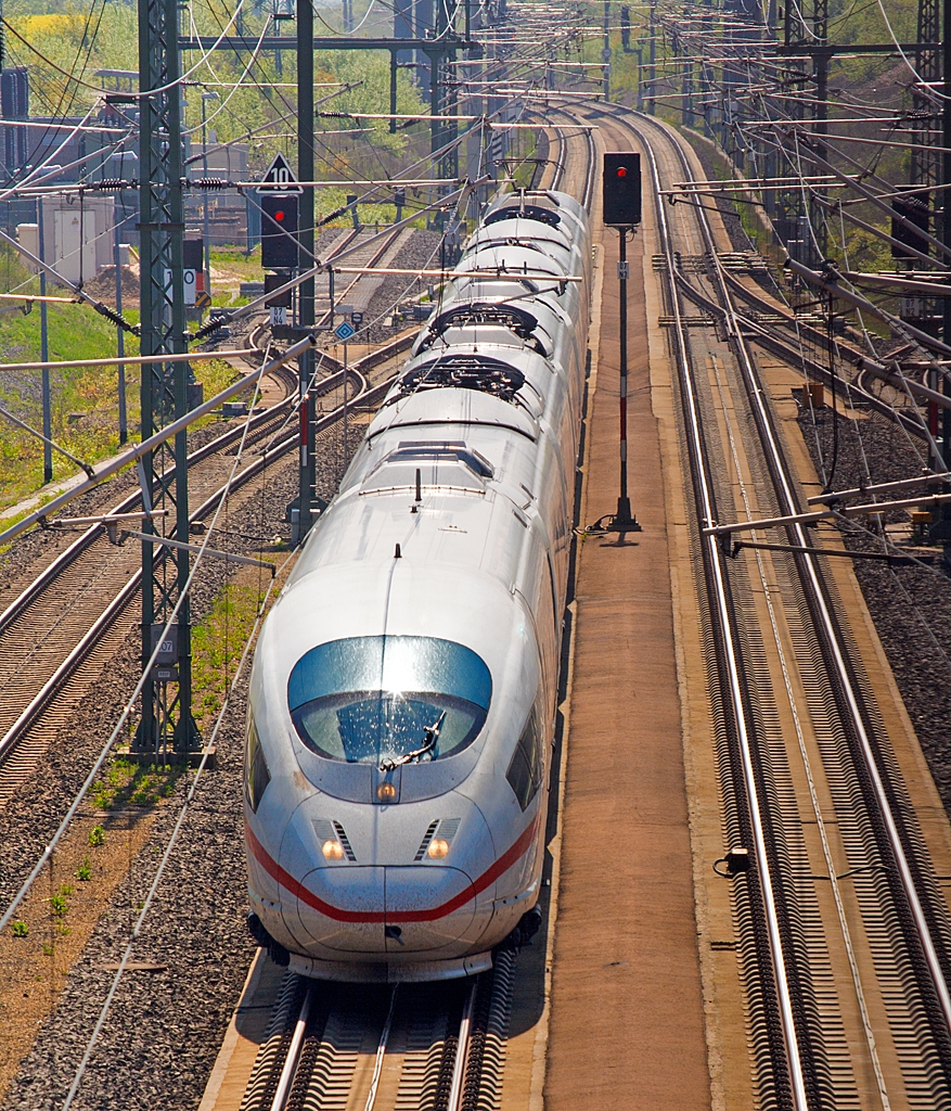 Die Selbe Aufnahme wie bei BB, jedoch habe ich hier noch etwas an den Reglern der Lichtern gespielt: 

Ein ICE 3M (BR 406) rauscht am 05.05.2013 durch den ICE-Bahnhof Limburg S�d. 

Erkennbar durch die vier Stromabnehmer, die BR 403 hat nur zwei.