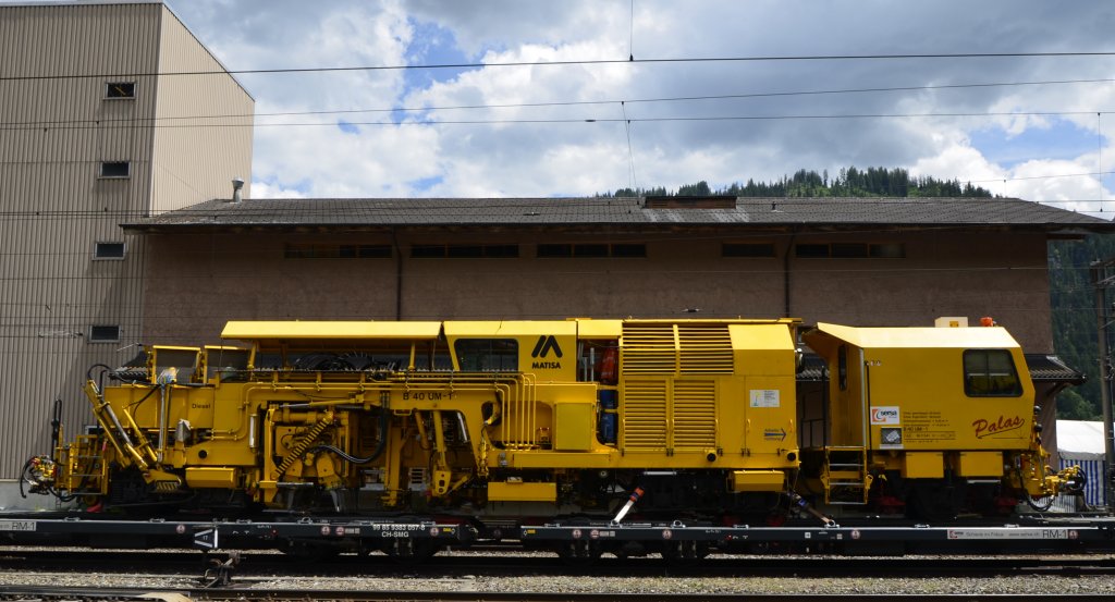 Die Sersa Group hat ihren Maschinenpark durch eine neue Universalstopfmaschine B40UM-4 f�r den Meterspurbereich erweitert.Die B40UM-4 ist bereits die vierte Maschine dieses Typs–ausger�stet mit modernsten technischen Standards und
besonders f�r enge Radien und extreme Steigungen ausgelegt.
Sie verf�gt �ber ein vollautomatisches Leit-und Messsystem
zur kontinuierlichen Gleisbearbeitung. Dieses System–PALAS�–misst die absolute Gleislage, vergleicht diese mit der Sollgeometrie
und gibt die Daten zur Gleiskorrektur an die Stopfmaschine weiter.
Die Stopfung selbst wird sofort ausgef�hrt.(Textquelle:Sersa).
Die Maschine war auf einem Sersaspezialwaggon verladen und wurde am 02.07.13 in Zweisimmen aufgenommen.  