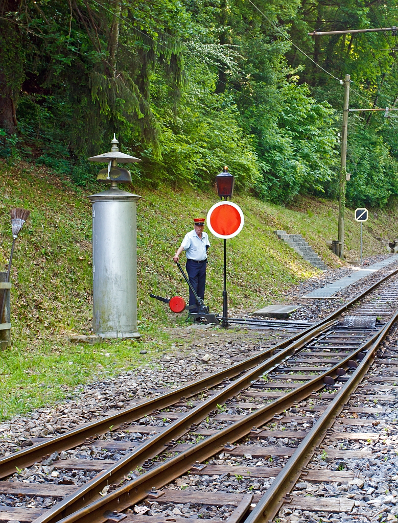 Die Weiche ist gestellt, der Zug kann kommen. 
Hier am 27.05.2012 beim Museums-Areal der Museumsbahn Blonay-Chamby (BC) in Chaulin.