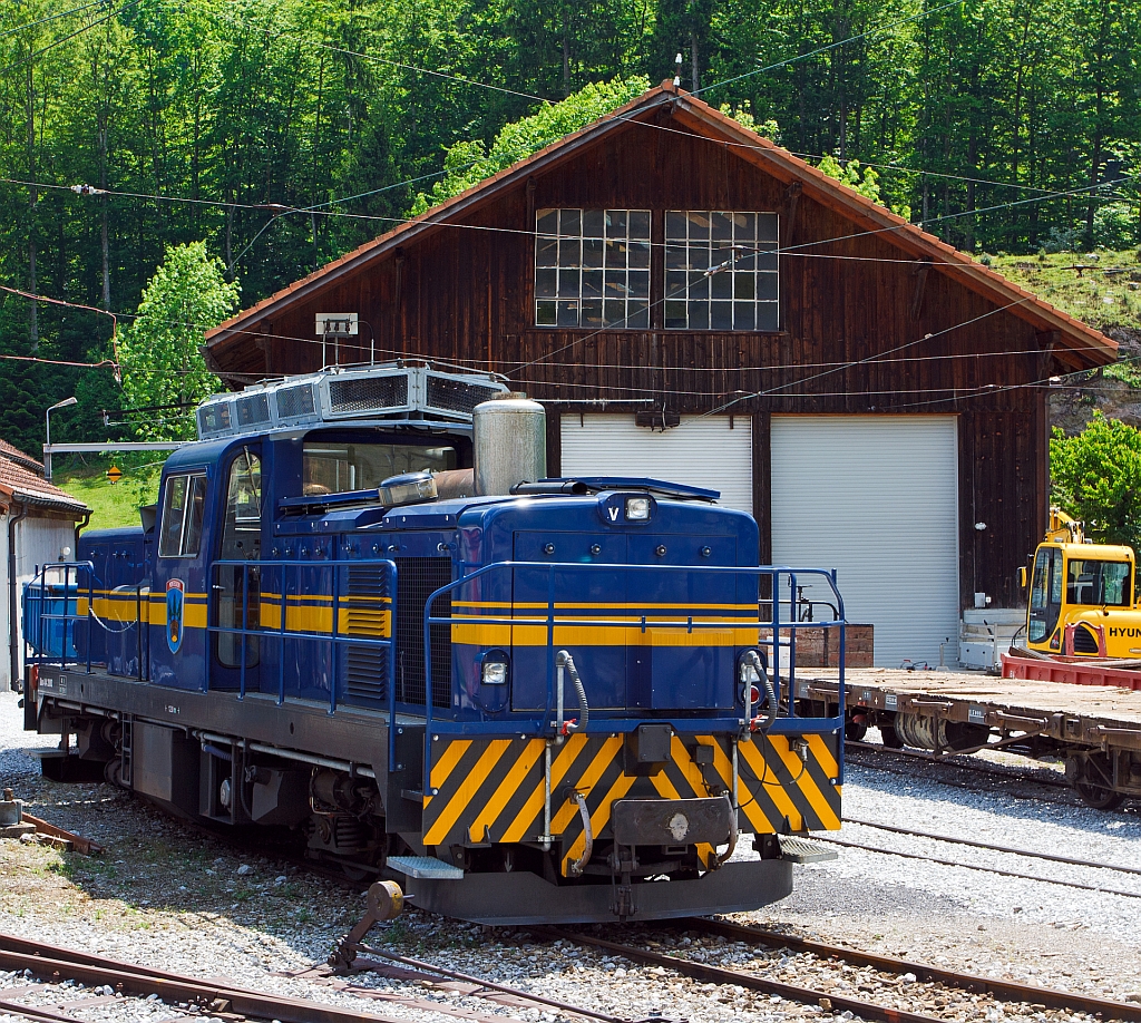  Diesel-elektrische Lokomotive Gm 4/4 2003   Montbovon   der MOB, abgestellt am 28.05.2012 in Montbovon. 

Auch eine komplett elektrifizierte Bahn braucht Fahrzeuge, die
unabhängig von der Fahrleitung einsetzbar sind. Die MOB beschaffte 1976 mit der 2003 die erste vierachsige Diesel-elektrische Lokomotive bei der französische Firma Moyse in La Courneuve.

Die meterspurige Lok hat einen französischen Poyaud V12-Dieselmotor, der ihr eine Leistung von 515 kW am Rad und eine Höchstgeschwindigkeit von 80 km/h verschafft.

TECHNISCHE DATEN:
Spurweite: 1.000 mm (Meterspur)
Achsfolge: Bo´Bo´
Länge über Puffer: 12.000 mm
Drehzapfenabstand: 6.030 mm
Achsabstand im Drehgestell: 1.800 mm
Treibraddurchmesser: 750 mm (neu)
Dienstgewicht: 44 t 
Dieselmotor: 12-Zylinder Poyaud-Dieselmotor
Leistung am Rad: 515 kW (700 PS)
Höchstgeschwindigkeit: 80 km/h 
Leistungsübertragung: elektrisch
Traktionsmotoren (elektr.): 2
 
