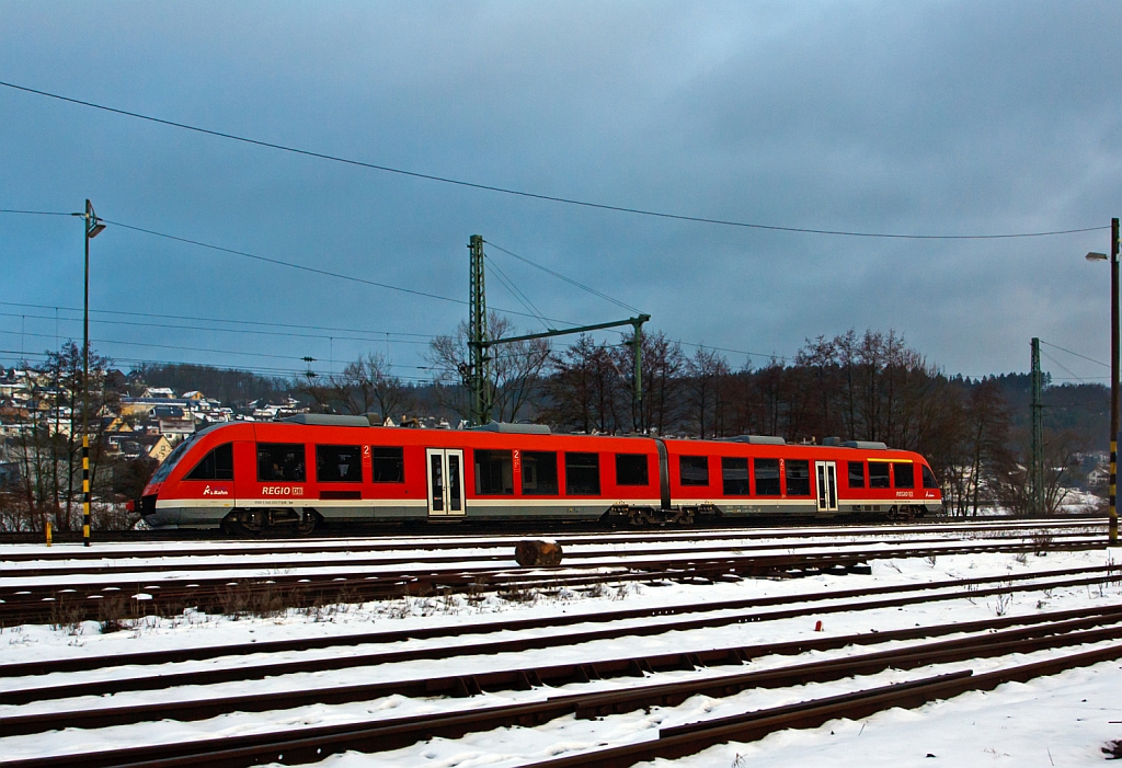 Dieseltriebwagen 648 203 / 703 (Alstom Coradia LINT 41) der DreiL�nderBahn als RB 95 (Au/Sieg-Siegen-Dillenburg), am 28.01.2013 bei Scheuerfeld/Sieg, n�chter Halt Betzdorf/Sieg.
