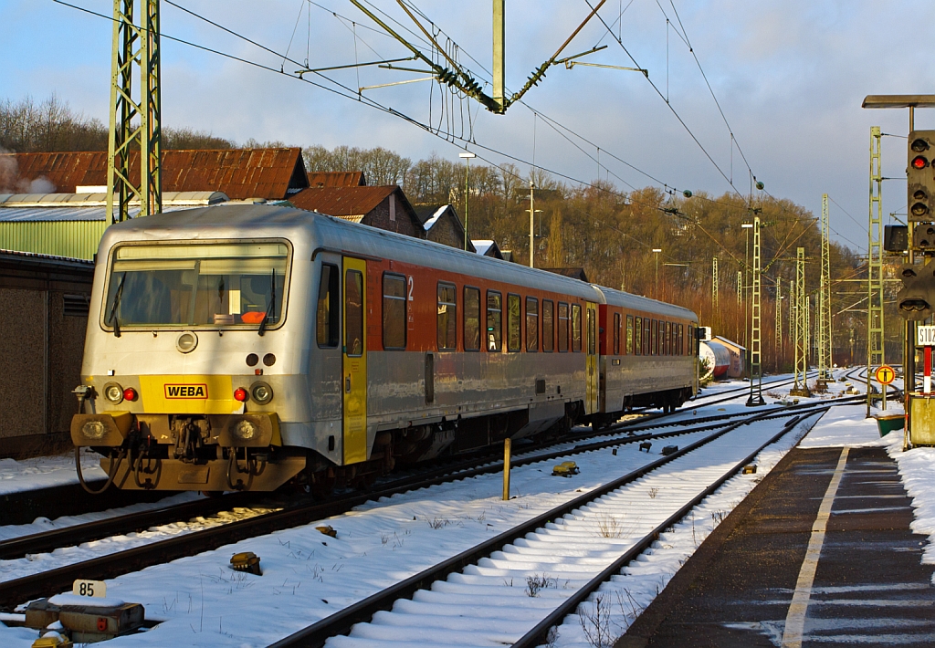 Dieseltriebwagen  VT/VS 51 (BR 628.4)  Daadetalbahn  der Westerwaldbahn (WEBA) rangiert am 28.01.2013 im Bahnhof Betzdorf/Sieg, er muss halt auch mal tanken.

Der Trieb-/Steuerwagen wurden 1994 bei D�WAG unter den Fabrik-Nr. 91341/91342 gebaut.