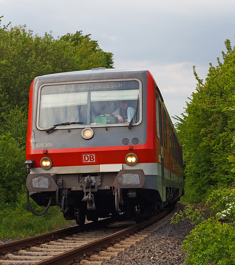 Dieseltriebzug 628 305 / 629 305 der DB Regio am 19.05.2013 kurz vor der Einfahrt in den Bahnhof Mayen-West.
Er f�hrt als RB 92 (Pellenz-Eifel-Bahn) Andernach – Mayen – Kaisersesch auf der KBS 478 (Eifelquerbahn).