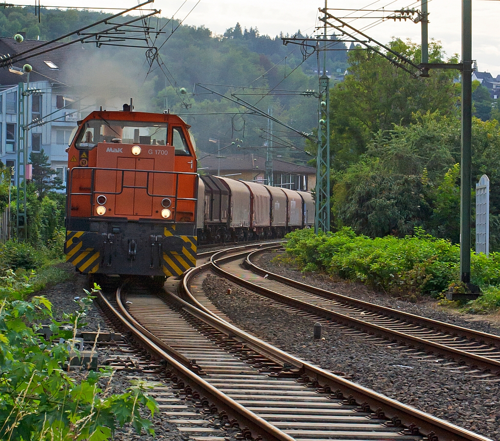 Dieselwolken an der Sieg - Die Lok 46 der KSW (Kreisbahn Siegen-Wittgenstein), eine Vossloh G 1700-2 BB zieht iheren langen G�terzug am 15.08.2012 von Betzdorf (Sieg) in Richtung Siegen.