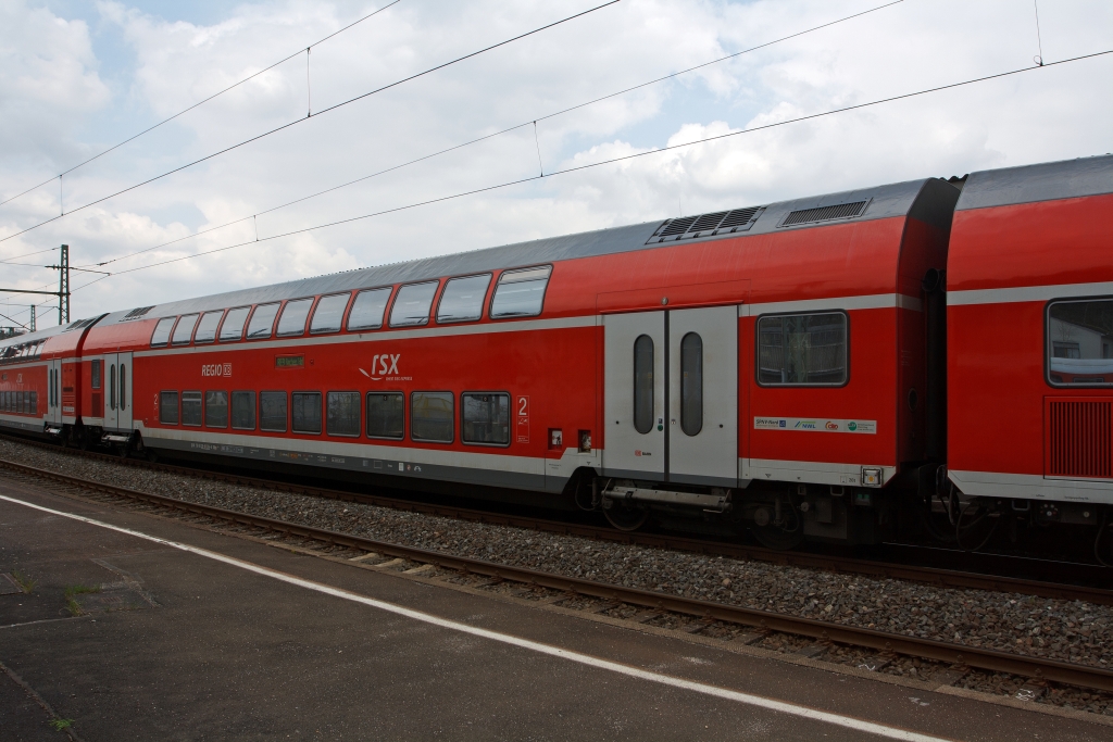Doppelstockwagen (2. Klasse) der Gattung DBpz 781.2  zul. H�chstgewindigkeit 160  km/h, hier als Wagen des RE 9 - Rhein-Sieg-Express (rsx), am 14.4.2012 im Bf. Betzdorf/Sieg.