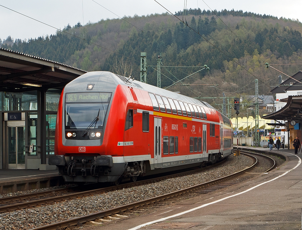 Doppelstockwagen-Steuerwagen der Gattung DBpza 4.Gen., des RE 9 - Rhein-Sieg-Express (rsx), hier kommt er am 14.04.2012 voraus von Siegen und f�hrt in den Bahnhof Betzdorf/Sieg ein.