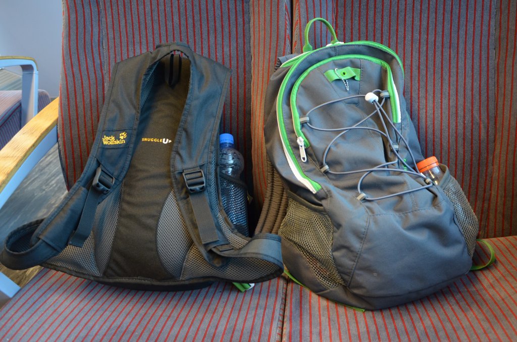 Doris und Micha im Regionalzug von Tirano nach St. Moritz, jedenfalls deren Rucks�cke. Sie selbst stehen am Fenster, um die grandiose Landschaft noch besser genie�en zu k�nnen. (11.08.2012)