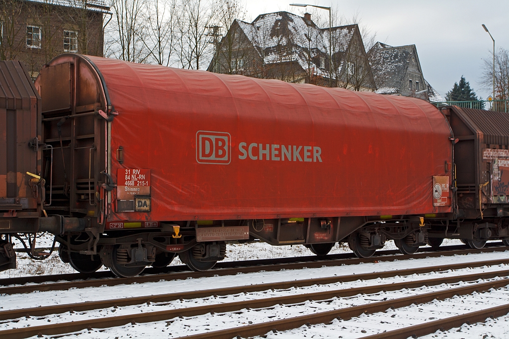 Drehgestellflachwagen mit vier Rads�tzen, verschiebbarem Planenverdeck und Lademulden f�r Coiltransporte (Schiebeplanenwagen) der Gattung Shimmns  (4668 215-1) der DB Schnker Rail Niederlade abgestellt am 19.01.2013 in Herdorf auf der Gleisanlage der Kreisbahn Siegen-Wittgenstein (KSW). 
