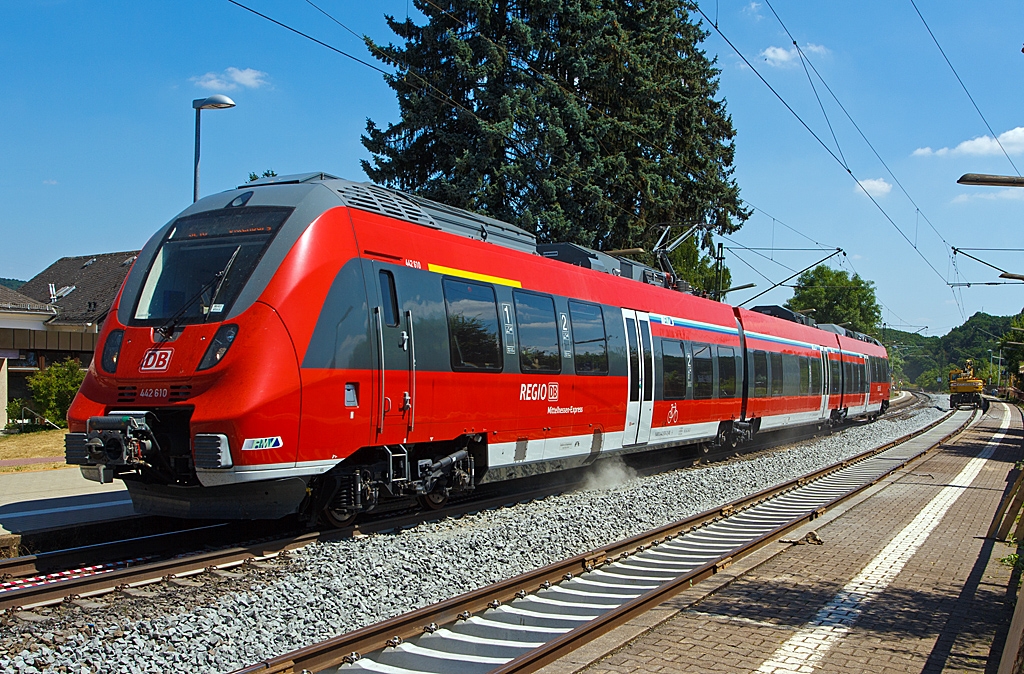 Dreiteiliger Bombardier Talent 2 (442 610 / 442 110) der DB Regio als SE 40 Mittelhessen-Express (Frankfurt Hbf – Friedberg – Butzbach – Gie�en – Wetzlar – Herborn – Dillenburg) f�hrt am 22.07.2013 in Haltepunkt Katzenfurt ein. Das zweite Gleis wird gerade wieder eingebaut.