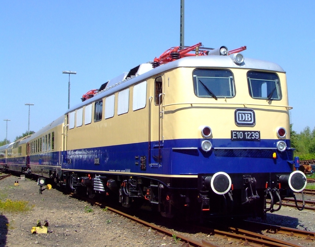 E10 1239 mit Rheingold am 14.08.2010 im Rheinisches Industriebahn-Museum (RIM) in K�ln. Die Lok ist wieder in den Anlieferzustand von 1962 zur�ckversetzt. Die Lok ist eine von den f�nf E10´s die 1962 modifizierte bzw. neuentwickelte Drehgestelle bekamen, die ihnen f�r den Einsatz vor dem Rheingold eine H�chstgeschwindigkeit von 160 km/h erm�glichten.