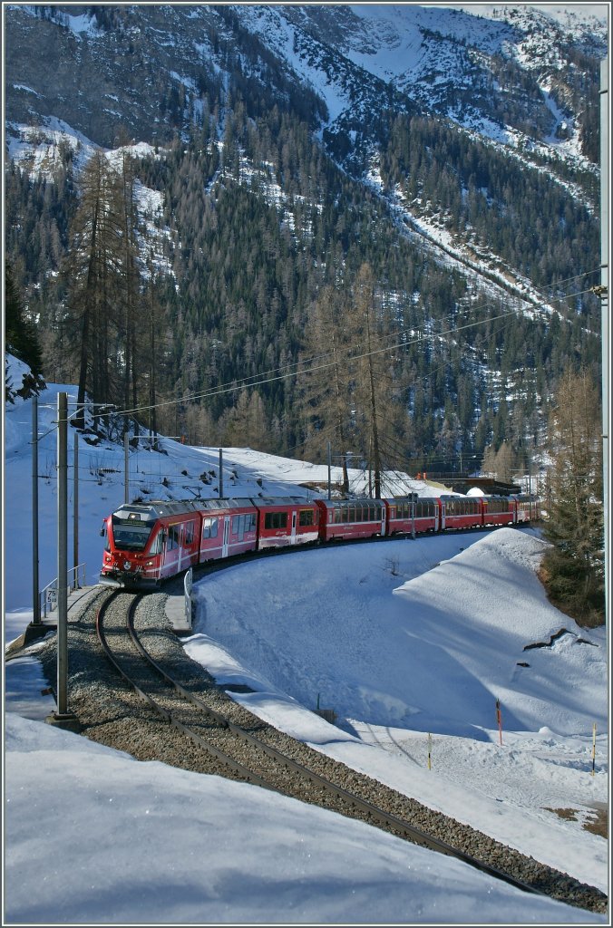 Ein Allegra schl�ngelt sich mit dem Berinaexpress durch die Kehrschleifen oberhalb von Berg�n.
16. M�rz 2013 