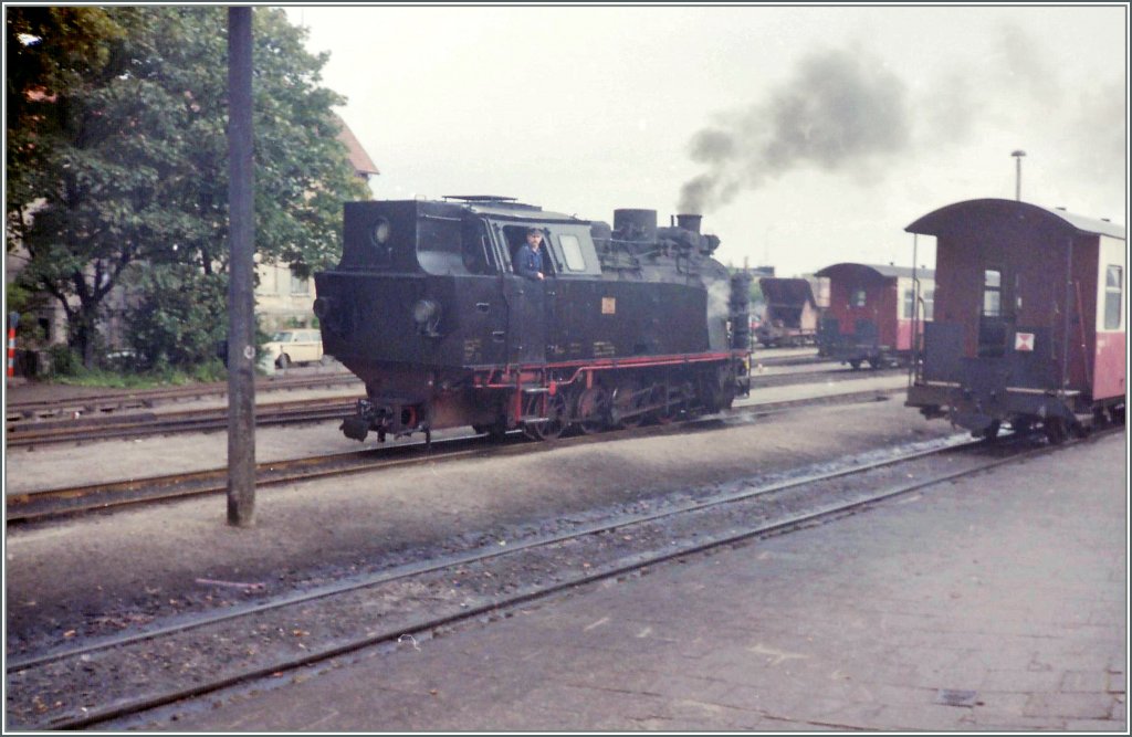 Ein altes, nicht sehr sch�nes, aber interessantes Bild der Molli vom Sept. 1990.
Zwischen Lok und Personenwagen ist im Hintergrund schwach ein Schotterwagen zu erkennen.
