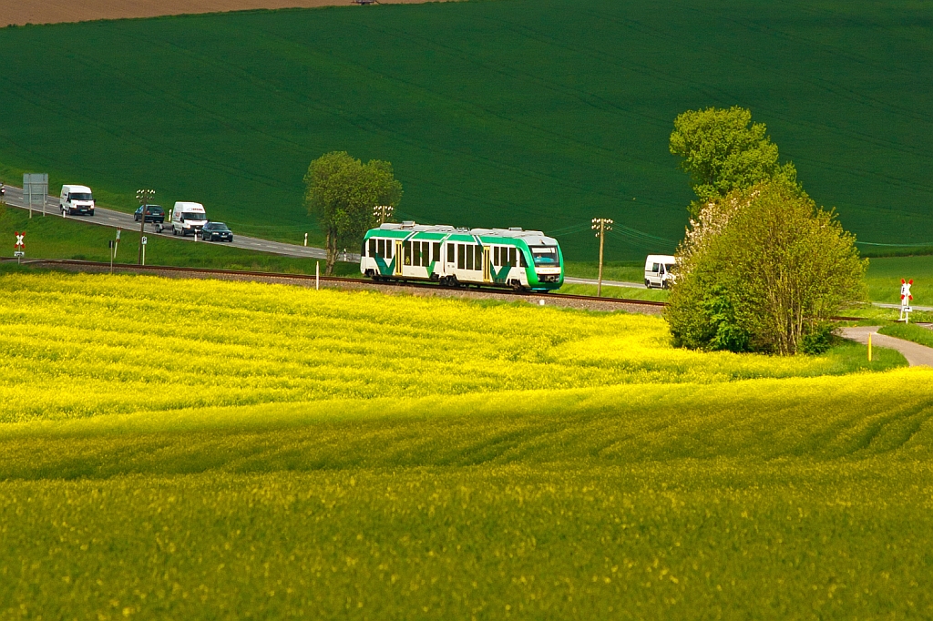 Ein anderer Zuschnitt....

Der VT 268 der vectus (ein Alstom Coradia LINT 41) f�hrt am 10.05.2013 �ber den Oberwesterwald (KBS 461), hier kurz vor Hachenburg.
Er f�hrt als RB 28 die Strecke Au/Sieg-Altenkirchen-Hachenburg-Westerburg-Limburg/Lahn.
Der Triebwagen mit den NVR-Nummern 95 80 0648 167-4/667-3 D-VCT wurde 2004 bei ALSTOM LHB unter der Fabrik-Nummer 1188-017 gebaut.