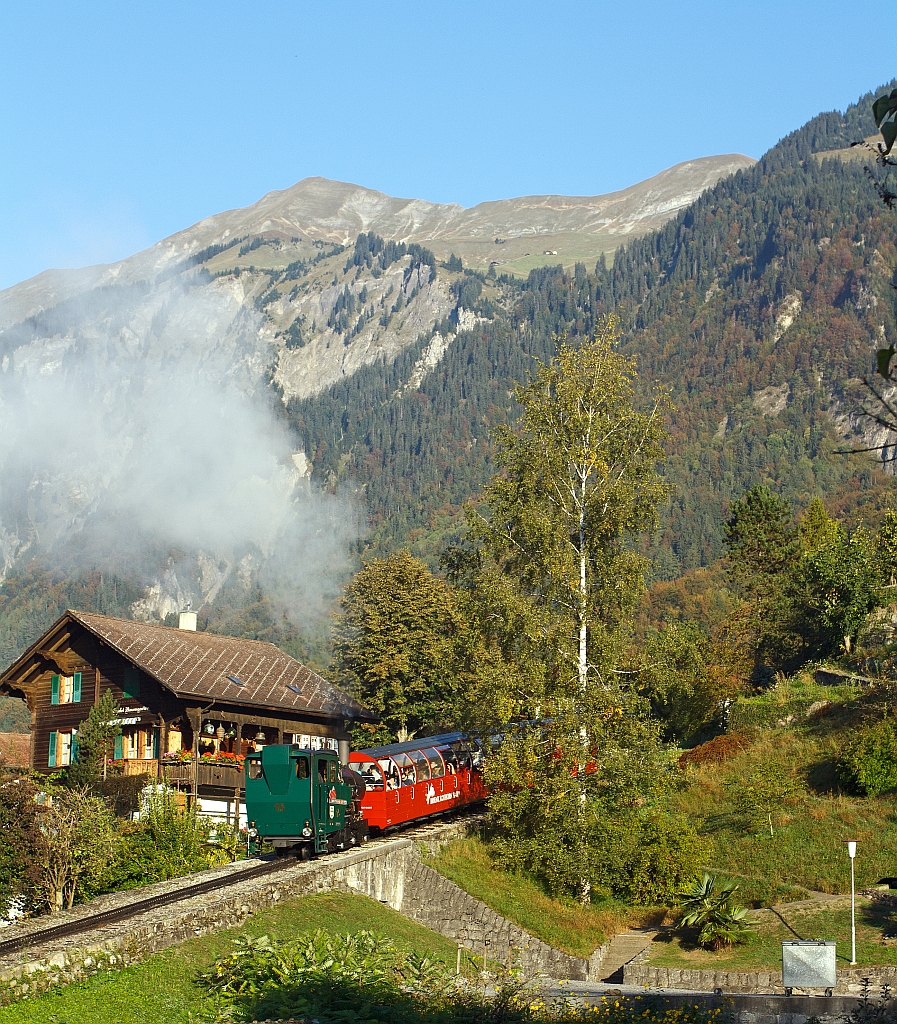 Ein Ausblick am 01.10.2011 morgens aus dem Hotelfenster, die Heiz�l befeuerte Lok 15 der BRB f�hrt von Brienz zum Rothorn (2244 m �. M.) hinauf. Die Lok wurde 1996 bei der SLM unter Fabrik-Nr. 5690 gebaut. Gleich ist sie schon wieder veschwunden.