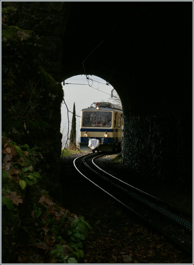 Ein Blick durch den Tunnel bei Toveyre: Ein Beh 4/8 kommt ums Eck.
23. Dez. 2012