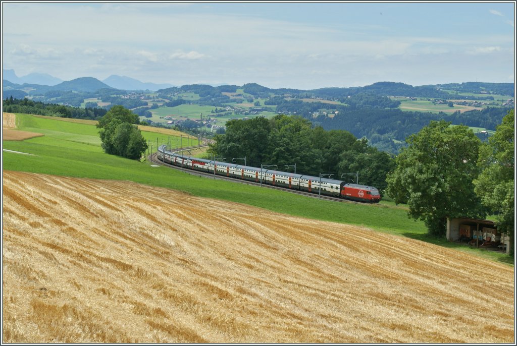 Ein IC von Gen�ve nach St.Gallen kurz nach Oron.
12. Juli 2012