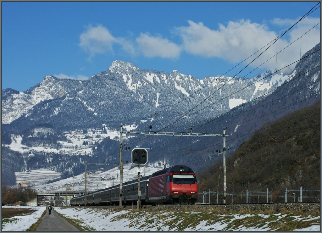 Ein IR auf der Fahrt in Richtung Brig bei Aigle.
(16.02.2013)