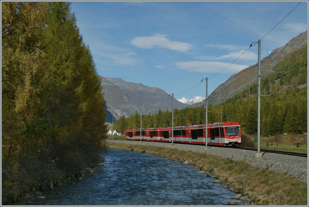 Ein Komet (und ein baugleicher, �hnlicher Triebzug) auf dem Weg von Zermatt nach Brig kurz nach T�sch.
19. Oktober 2012