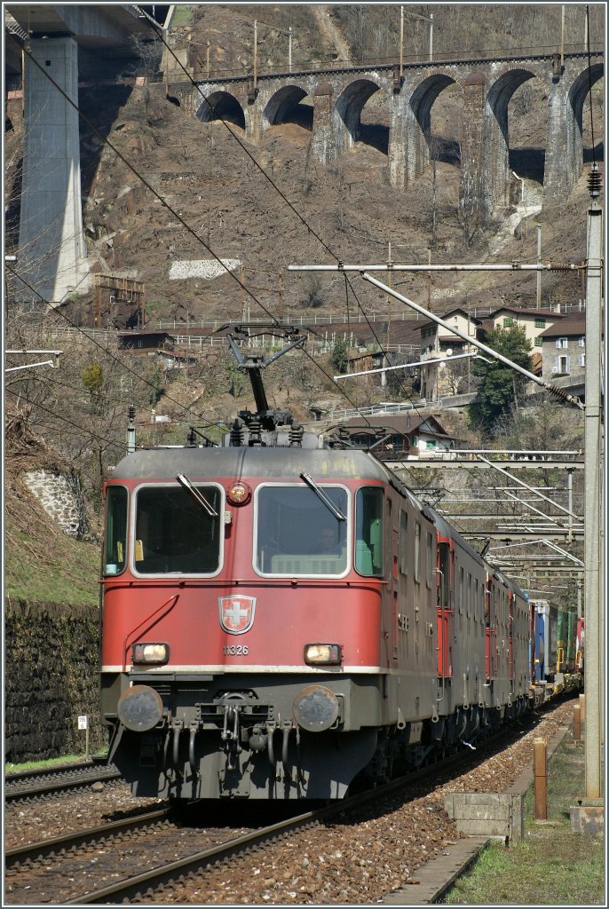 Ein Kraftpaket bestehend aus zwei R 4/4 II und zwei Re 6/6 erreicht mit einem G�terzug Giornico. 
3. April 2013