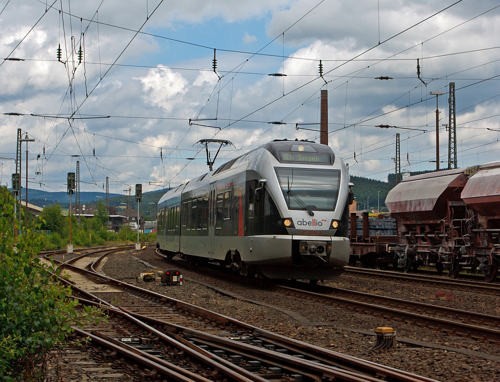 Ein  kuzer Flirt - ET 22004 (2-teiliger Stadler Flirt) der Abellio Rail NRW ist am 10.07.2012 gerade vom Bahnhof Siegen-Geisweid in Richtung Siegen Hbf losgefahren. Er f�hrt die KBS 440 (Ruhr-Sieg-Sttrecke) Hagen-Siegen als RB 91 (Ruhr-Sieg-Bahn). 