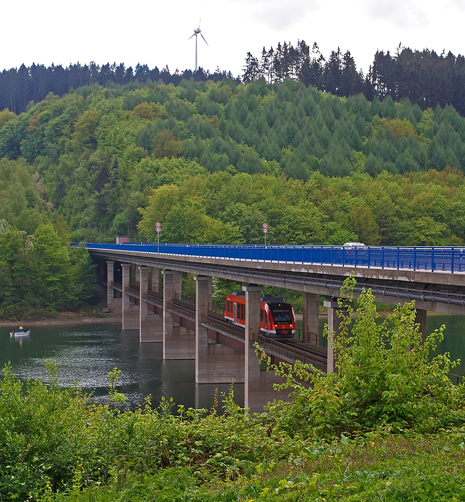 Ein LINT 27 der DreiL�nderBahn �berf�hrt am 12.05.2013 den Biggesee auf der Doppelstockbr�cke Dumicketal (bei km 16,6).
Der LINT bef�hrt die Strecke Olpe - Finnentrop (KBS 442) als Regionalbahn RB 92   Biggesee-Express  

Die KBS 442 ( Finnentrop–Olpe) ist eine 23,6 km lange eingleisige, nicht elektrifizierte Nebenbahn, die bis 1983 noch 20km weiter bis Freudenberg (Kr. Siegen) ging, mit weiteren Auschlu� �ber die auch stillgelegte Asdorftalbahn nach Kirchen/Sieg.