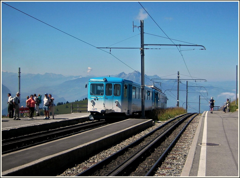 Ein RB Zug verl�sst am 04.08.2007 die Haltetstelle Rigi-Kulm und begibt sich auf den Weg nach Arth-Goldau. (Jeanny)