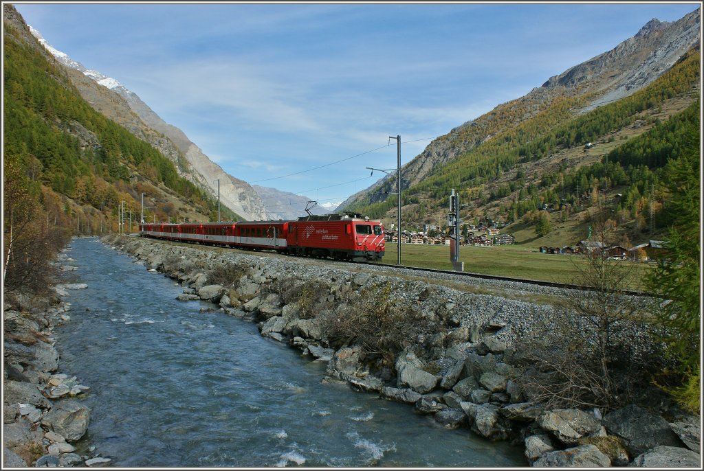 Ein Reisezug der MGB, kurz nach T�sch, bringt neue G�ste nach Zermatt.
(19.10.2012)O