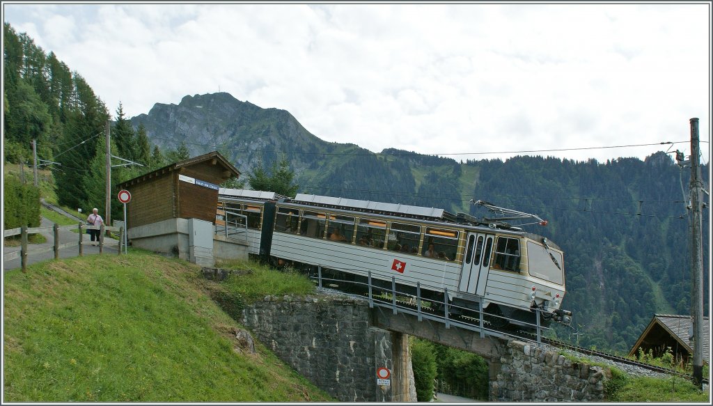 Ein Rochers de Naye Zug beim Halt in Les Hauts de Caux: Wer ein- oder aussteigen will, muss dies an der einzigen, am Bahnsteig befindliche T�r an der Zugsspitze tun.
28. Aug. 2012
