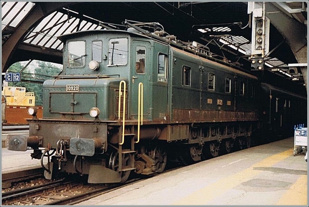 Ein Scann der Ae 4/7 10920 vor der Abfahrt in Z�rich HB. 
13. Aug. 1984