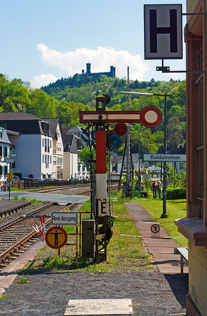 Ein sehr niedriges einfl�geliges Form-Hauptsignal (hier auf Hp 0 „Halt!“) als Ausfahrtsignal (in Richtung Limburg/Lahn) am Gleis 1 vom Bahnhof Balduinstein (05.05.2013). 
Oben thront das Schloss Schaumburg.
