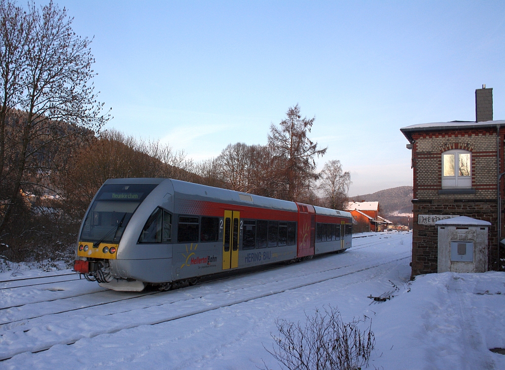 Ein Stadler GTW 2/6 der Hellertalbahn von Betzdorf kommend f�hrt am 05.01.2010  in den Bahnhof Herdorf ein.