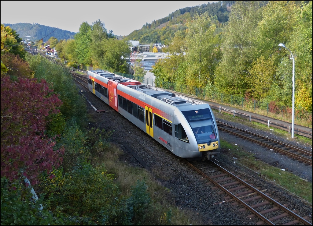 Ein Stadler GTW 2/6 der Hellertalbahn verl�sst am 14.10.2012 den Bahnhof von Herdorf in Richtung Dillenburg. (Hans)