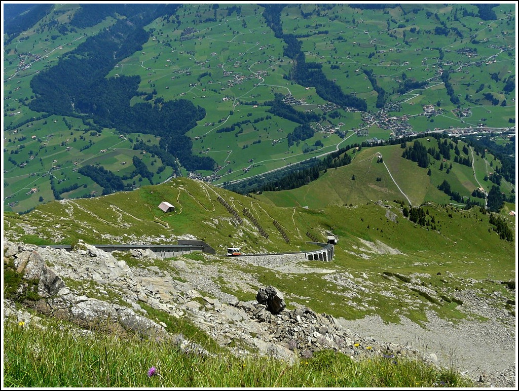 Ein Suchbild, welches nur f�r absolut schwindelfreie Menschen geeignet ist. ;-) In M�lenen im Kandertal (693 m) ist der Ausgangspunkt der Standseilbahn zum Niesen-Kulm (2362 m). Diese Standseilbahn besteht aus 2 Sektionen und hat eine Gesamtl�nge von 3500 Meter. Die Gesamtfahrzeit betr�gt 26 Minuten. Die erste Sektion hat eine L�nge von 2100 Meter, eine minimale Steigung von 15% und eine maximale Steigung von 66%, die Steigung auf dem zweiten Teilst�ck betr�gt minimal 35% und maximal 68% und hat logischerweise ein L�nge von 1400 Metern Diese Bahn wurde 1906 gebaut und die Betriebser�ffnung fand im Jahr 1910 statt. 29.07.2008 (Jeanny)