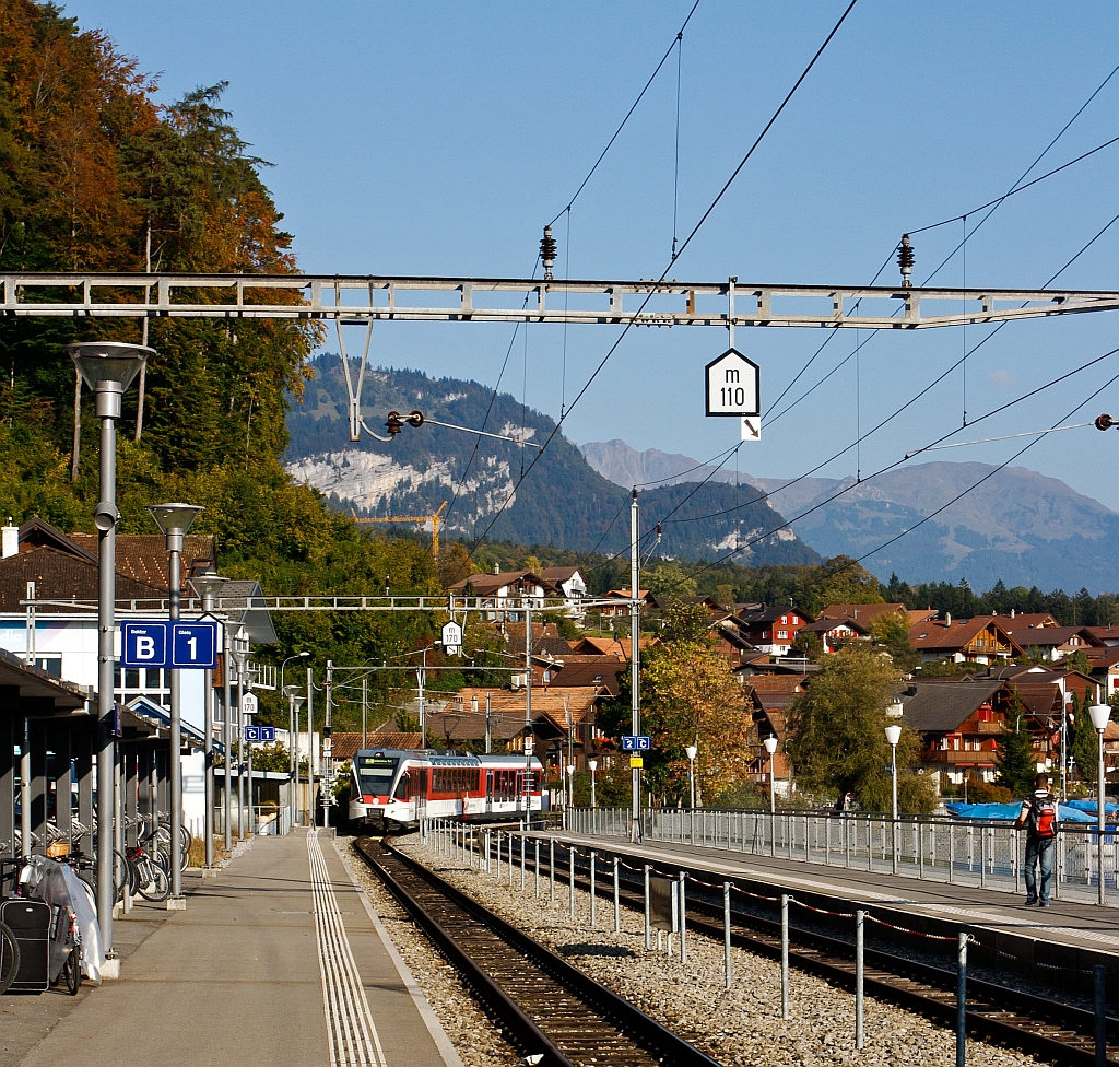 Ein Triebwagen ABe 130 001-1 (ein  Stadler SPATZ = Schmalspur PAnorama TriebZug) der Zentralbahn als Regionalbahn nach Interlaken Ost, am 30.09.2011 (17:00 Uhr)bei der Einfahrt in den Bahnhof Brienz. Dieser Triebwagen (Typ ABe 4/8) Baujahr 2004, haben eine Spurweite von 1.000 mm und H�chstgeschwindigkeit von 100 km/h.