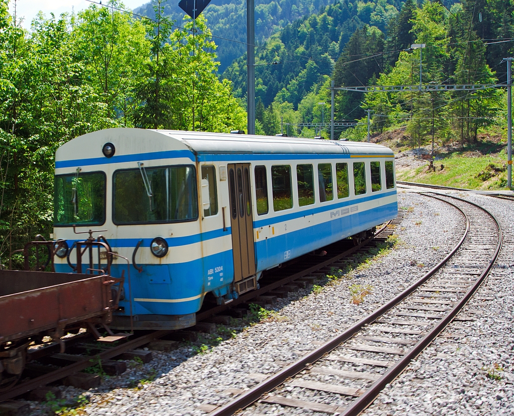 Ein tristes Dasein f�r den Steuerwagen MOB ABt 5304 (Baujahr 1979) abgestellt am 28.05.2012 in La Tine, aufgenommen aus fahrendem Zug. 