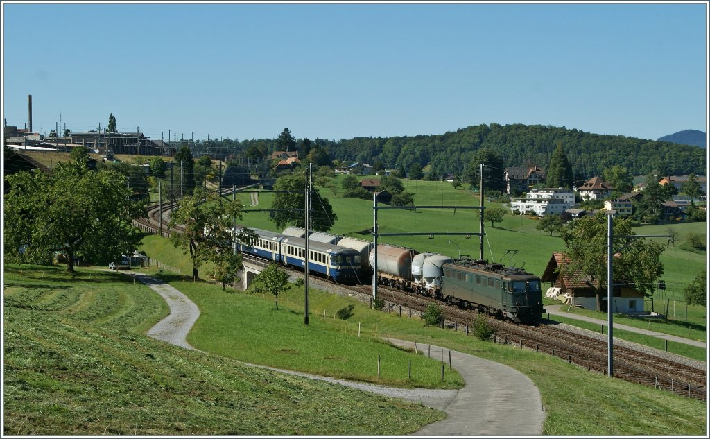 Ein der wenigen noch  gr�nen Ae 6/6 mit einem G�terzug unterwegs nach Interlaken kurz nach Spiez. 
27. Agu. 2012