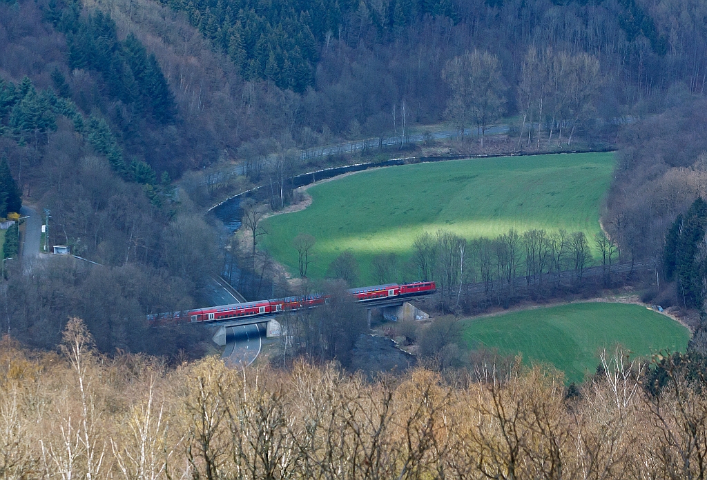 Eine 111er mit dem RE 9 (Rhein-Sieg-Express) Aachen-K�ln-Siegen, hier �berquert er die Sieg am 01.04.2012 kurz hinter Freusburg. Aufgenommen vom Otto-Turm bei Kirchen-Keckersdorf.