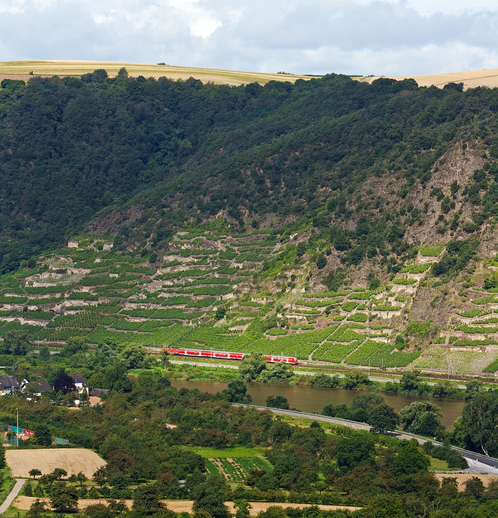 Eine 143er zieht den RE 1 Mosel-Saar-Express (Koblenz - Trier - Saarbr�cken) entlang der Mosel aufw�rts in Richtung Trier, hier am 18.07.2012 bei Winningen. Aufgenommen vom Rasthof Winningen-West  Moselblick  an der A61. Wenn man einmal �ber die A61 f�hrt, kann man hier nur einen Halt empfehlen, egal ob west oder ost, ein Fu�weg unter der Moseltalbr�cke verbindet beide mit einander.