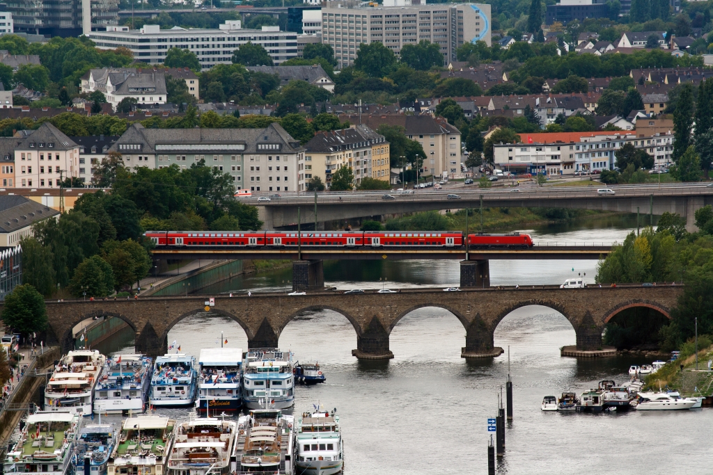Eine 146 er schiebt den RE 5 - Rhein-Express (Emmerrich-Oberhausen-K�ln-Koblenz)  am 11.08.2011 �ber die Moseleisenbahnbr�cke , Richtung Koblenz Hbf.