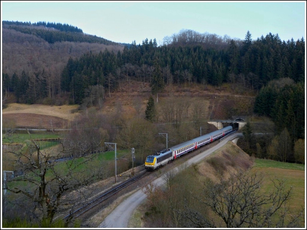 Eine abendliche Kletterpartie auf einen Felsvorsprung namens  Geeselee  in Lellingen erm�glichte diese Aussicht auf den IR 118 mit 4 Wagen, kurz nachdem dieser den Tunnel Lellingen verlassen hatte und in Richtung Wilwerwiltz unterwegs war. 20.03.2012 (Jeanny)