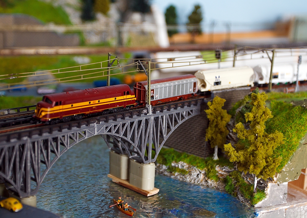 Eine CFL 1600 auf der Schwebebr�cke in Blonay am 27.05.2012. Der Bewuchs am Pfeiler fehlt noch....