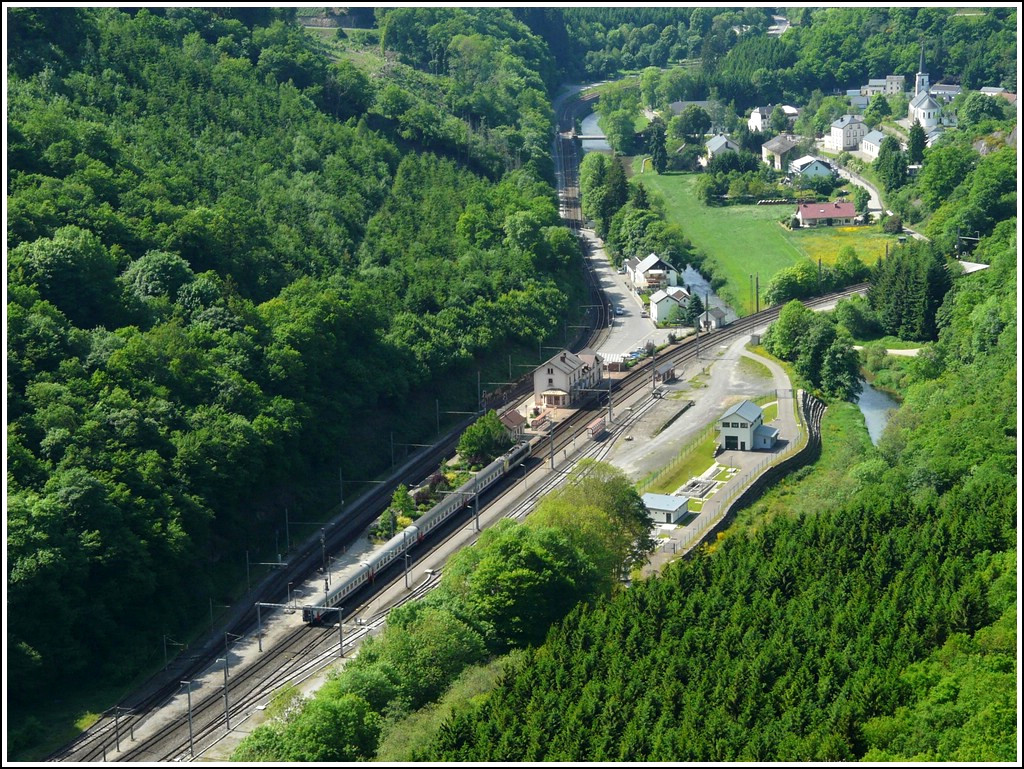 Eine der sch�nsten Fotostellen in Luxemburg befindet sich hoch �ber Kautenbach auf dem Aussichtspunkt  Hockslay , von wo man den Keilbahnhof, sowie das Dorf �berblicken kann. Der am 24.05.2009 in den Bahnhof einfahrenden Zug ist der IR 116 Luxembourg - Liers. (Jeanny)