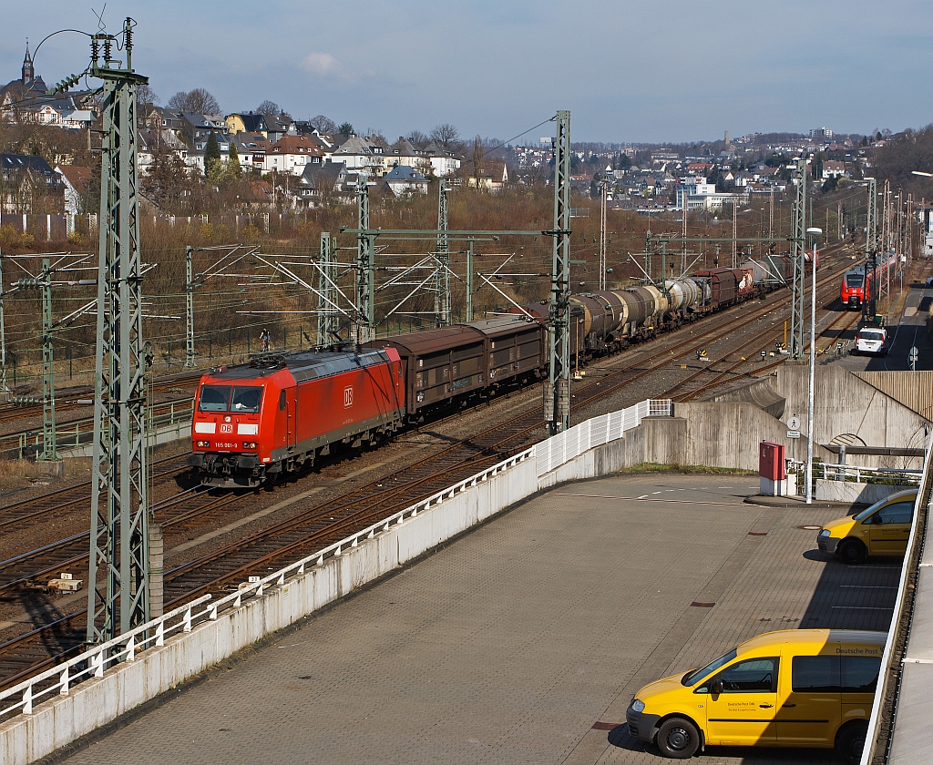 Eine Version f�r Stefan: 185 061-9 mit einem G�terzug f�hrt in Richtung K�ln, hier am 24.03.2012 kurz vor dem Hbf Siegen.