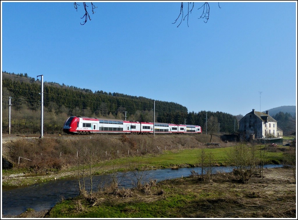 Entlang der luxemburgischen Nordstrecke gibt es einige M�hlen, welche durchaus interessante Motive ergeben k�nnten, leider gibt es einige T�cken beim Umsetzen dieser Motive. Im Tal der Clerve zwischen Drauffelt und Enscherange gibt es die M�glichkeit den Zug in seiner voller L�nge abzulichten mitsamt der Fr�ires M�hle, die leider in seinem sehr desolaten Zustand ist und man versuchen muss den ganzen Unrat, der davor liegt, geschickt nicht mit aufs Bild nehmen. Heute morgen (16.03.2012) fuhr die Computermaus 2218 als IR 3735 von Troisvierges nach Luxemburg Stadt an der M�hle zwischen Drauffelt und Enscherange vorbei. (Jeanny)