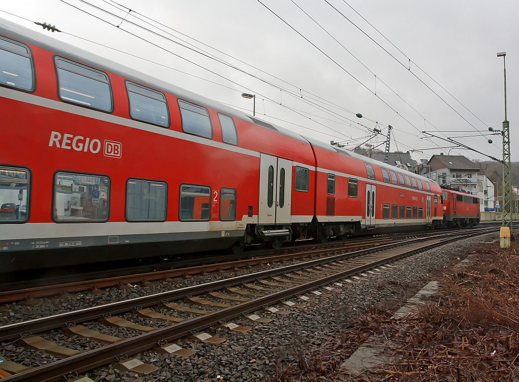Es wird wieder Sandwich gefahren: Der RE 9 (Rhein-Sieg-Express) Aachen - K�ln - Siegen, hat hier am 08.01.2012 den Bahnhof Betzdorf/Sieg verlassen und f�hrt weiter in Richtung Siegen. Die Schublok ist 111 075-8 und die Zuglok ist 111 010. Es sind wohl wieder Loks f�r diesen Einsatz frei.